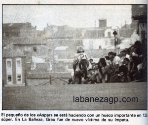 Con una máquina cedida por Ricardo Tormo, "Aspar" ganó en La Bañeza en 1981. Esta fotografía realizada por el ilustre periodista Javier Herrero capta un instante en que la moto se prepara para saltar en una de las vueltas de la carrera de 125 Super.