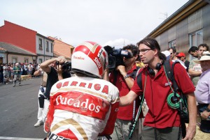 El equipo de rodaje de la película documental EL GRAN PREMIO DE LA BAÑEZA tuvo el maravilloso honor de entrevistar a Joan Garriga en una parrilla de salida de un circuito urbano, el de La bañeza, en 2010. J.Javeier Morla, directivo del Moto Club bañezano y motero que ha recorrido medio mundo sobre su cabalgadura, inmortalizó este momento.